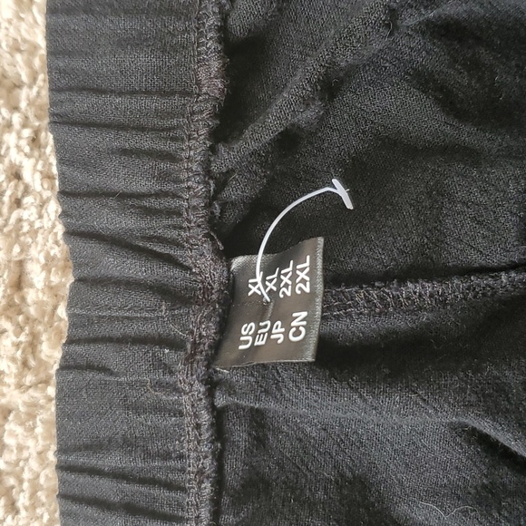 Scalloped Black Shorts - Picture 2 of 7